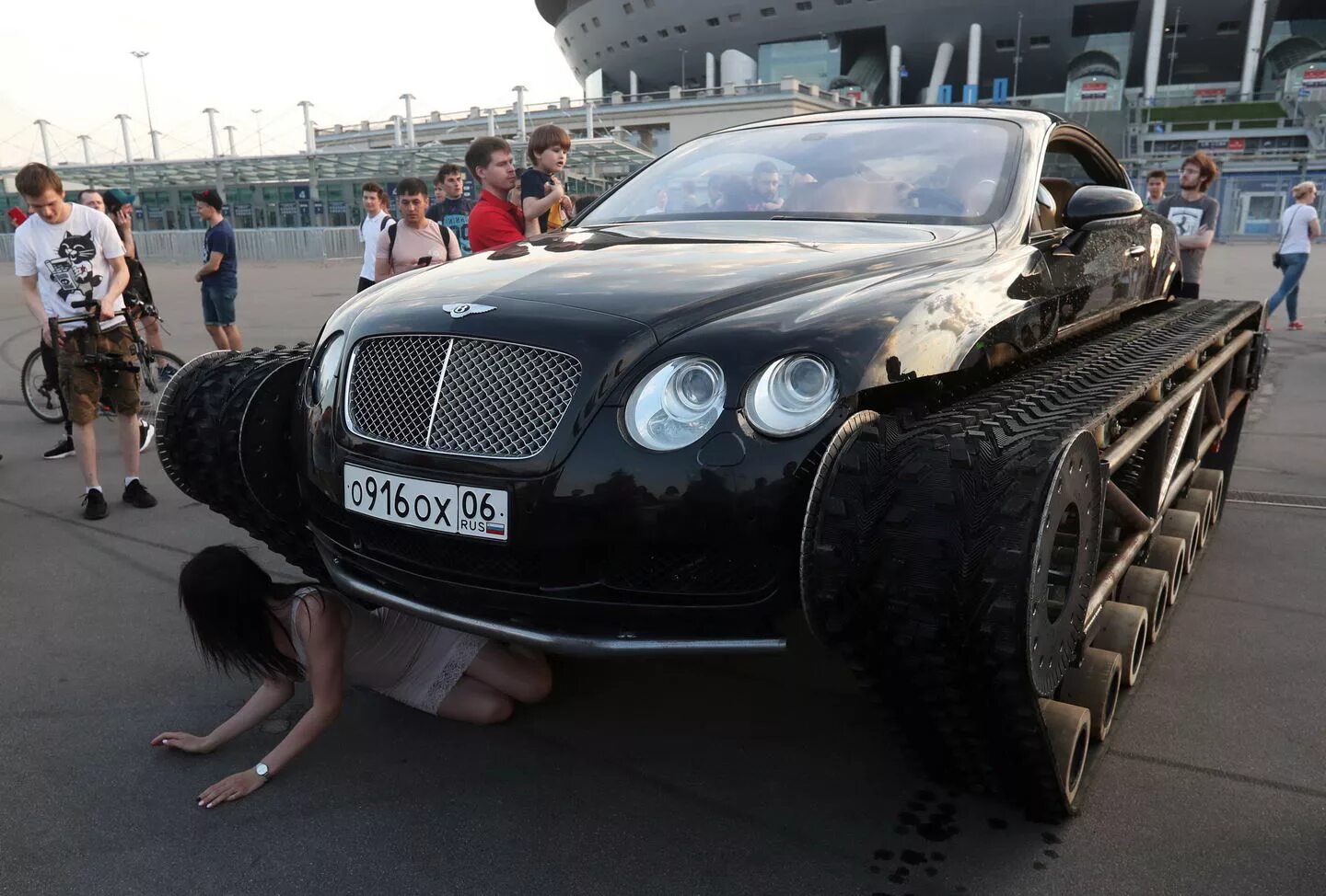 Пародию машин. Бентли Континенталь на гусеницах. “Bentley Continental gt на гусеницах. Смешные машины. Самые прикольные машины.