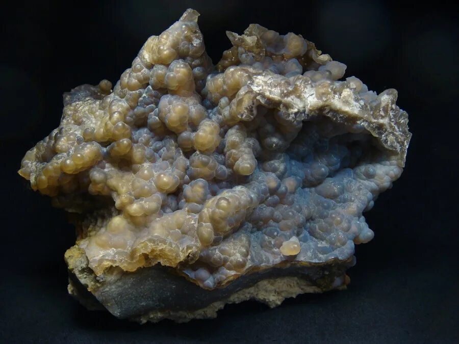 Халцедон почковидный. Кальцит минерал. Халцедон псевдоморф. Хоганит минерал. Аметист кальцит мексика.