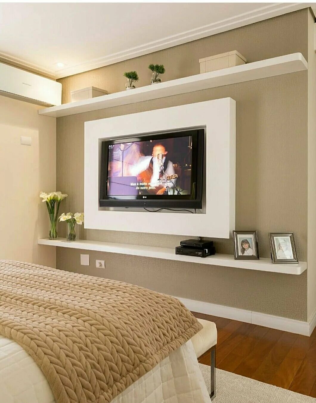 Телевизор перед кроватью. Телевизор в спальне. Телевизор в спальне на стене. Интерьер спальни с телевизором. Телевизор в интерьере.