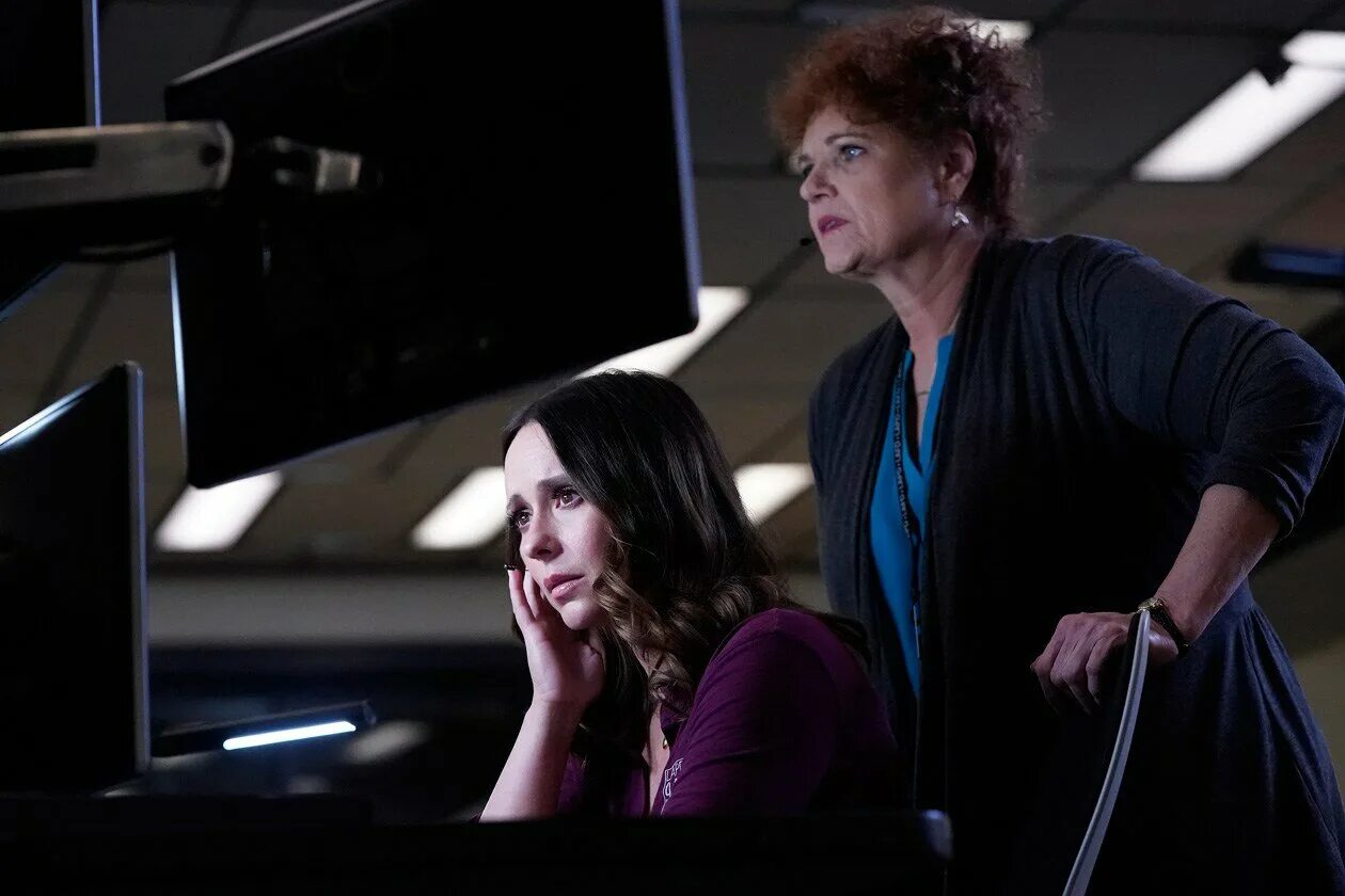 911 служба спасения мэдди. Дженнифер лав хьюитт в сериале 911. 911 сериал дженнифер хьюитт. 911 служба спасения мэдди. 911 служба спасения сериал дженнифер лав хьюитт.