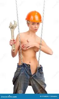 Красивейшая half-naked девушка в шлеме в пакостных джинсыах, с ключем, с це...