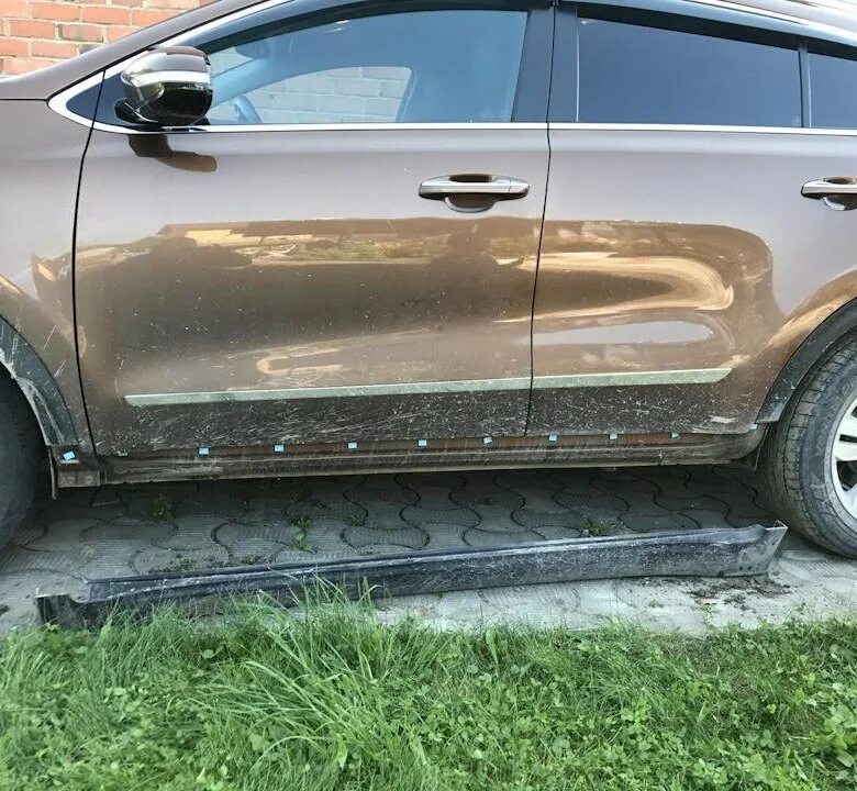 Установка накладки на решётку радиатора - KIA Sportage (2G), 2 л, 2009 года стай