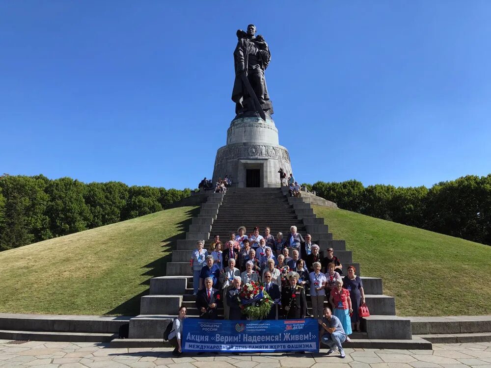 Памятник в берлине. Трептов-парк мемориал в берлине. воинский мемориал в трептов-парке в берлине. мемориал в берлинском трептов-парке. памятник трептов парк в берлине.