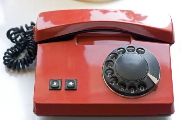 Старые обои на телефон. Телефон старый с крутящимся циферблатом. Старый телефон. Старинный телефон. Старый телефон на столе.
