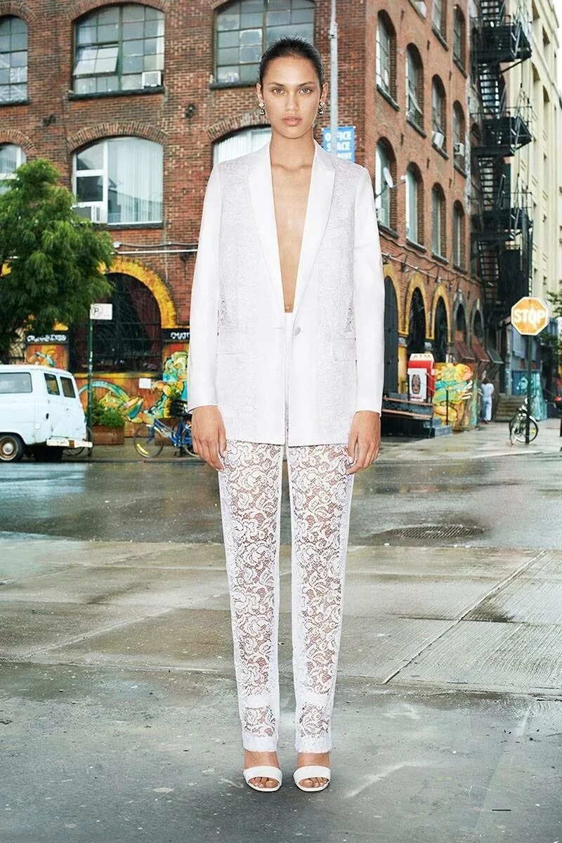 С чем носить ажурные брюки. Прозрачные брюки. прозрачные кружевные брюки. кружевной костюм с брюками. костюм с прозрачными брюками.