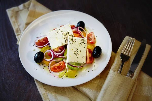 Подача греческого салата в ресторане фото Hagyományos görög saláta Recept képpel  Ricetta Feta, Greek, Bas
