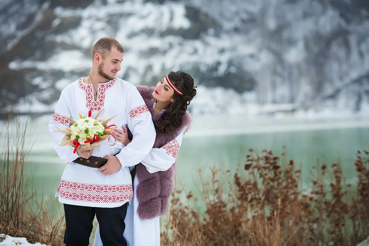 Свадьба в славянском стиле. Украинский свадебный наряд. Свадьба в русско народном стиле. Милование у славян. Украинская семья фото.