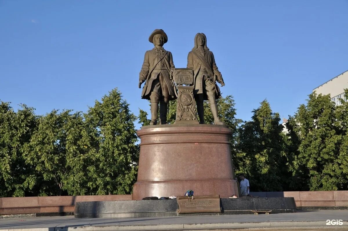 В н татищев создатель какого памятника культуры. Памятник Татищеву и де Геннину. Екатеринбург Татищев и де Генин. Памятник Татищеву в Екатеринбурге.