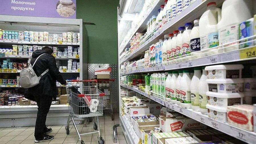 Продукты с истекшим сроком годности. Продукты с истекающим сроком годности. Просроченные продукты в магазине. Просроченная молочная продукция.