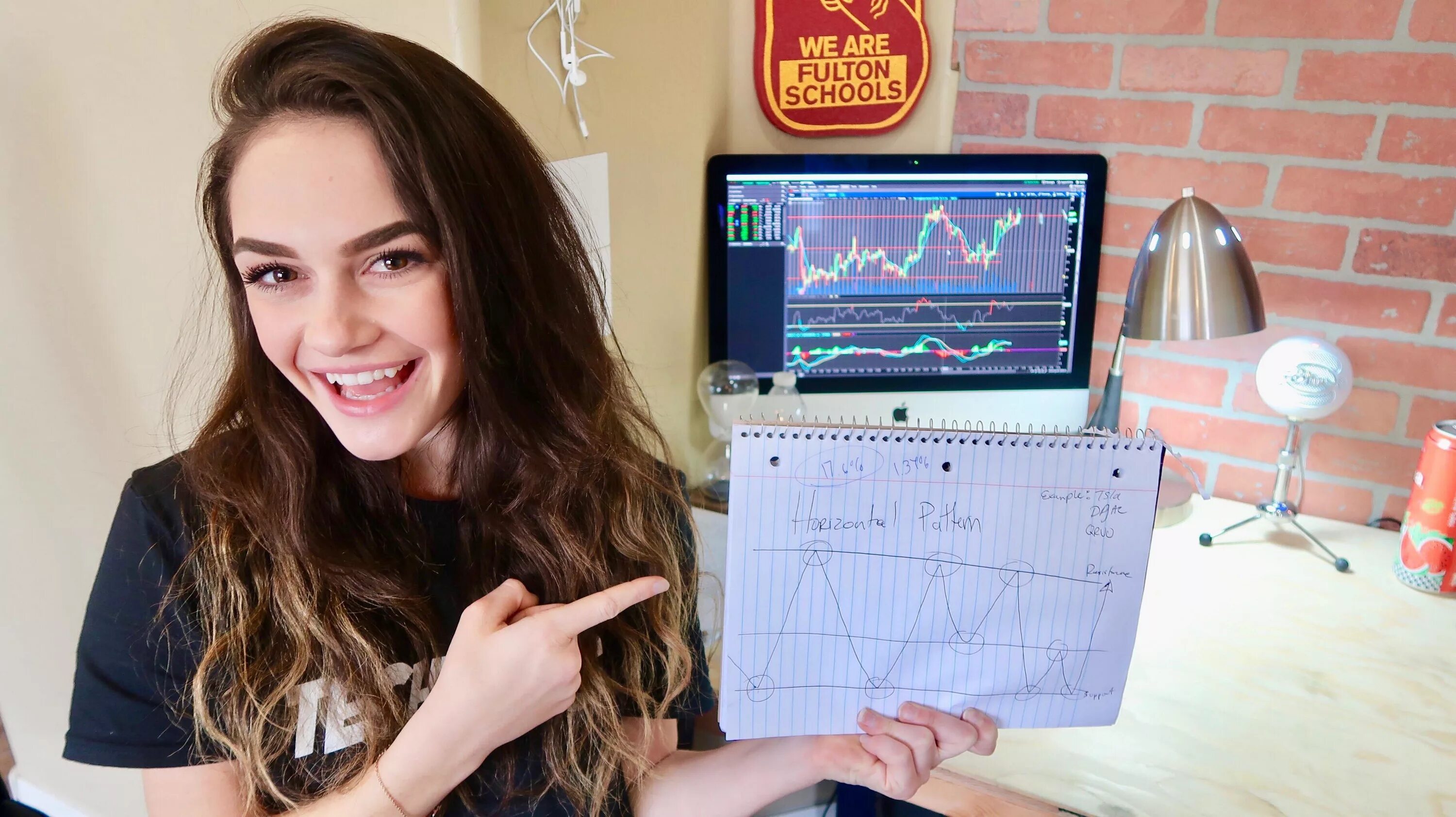 Женщина трейдер. Трейдер женщина со спины. Красивая девушка трейдер. Девушка айтишница. Красивая девушка трейдер.