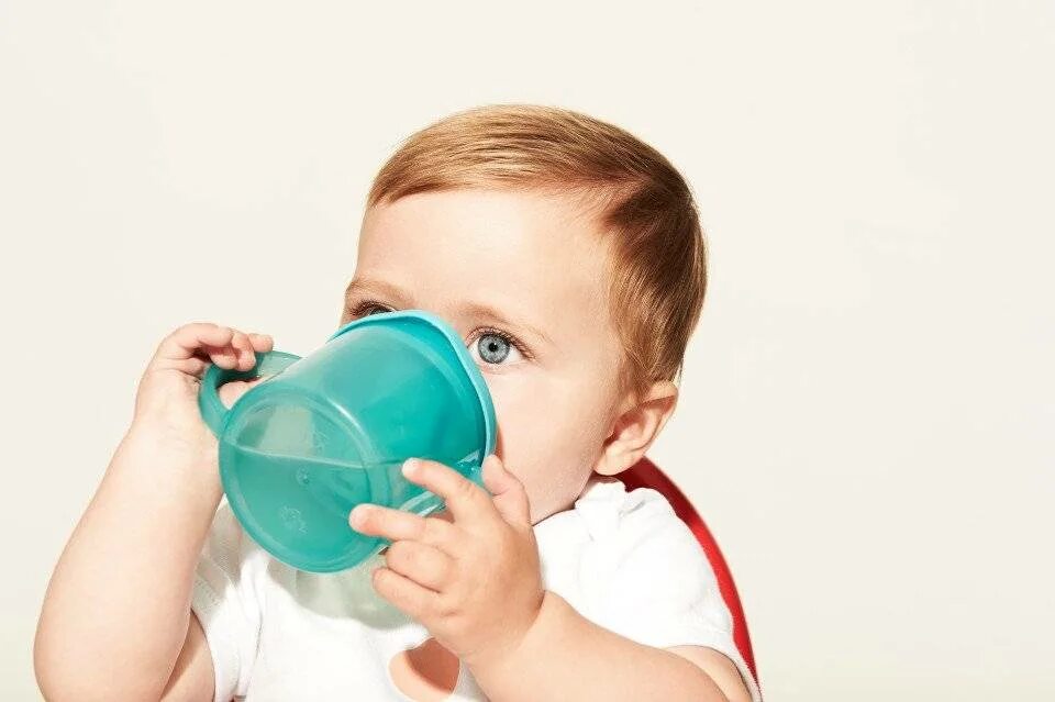 Ребенку 2 года много пьет. Дети воды. Малыш пьет. Питье воды для детей. Жажда у детей.
