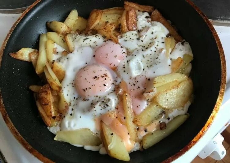 Жареная картошка с яйцом. Жареная картошка с яичницей. Картошка с яйцами на сковороде. Жареная картошка с яйцом на сковороде. Что можно приготовить яйца лук