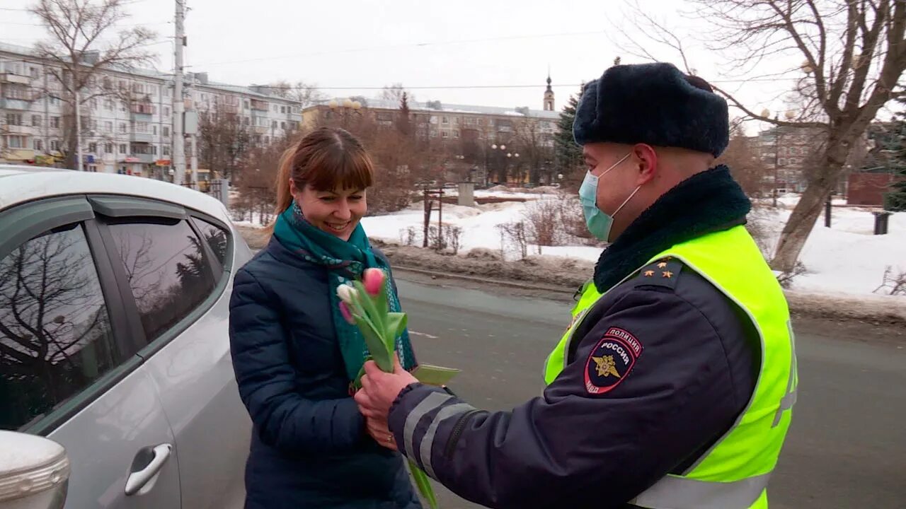 Работа гибдд в марте 2024. ГИБДД цветы. Сотрудник ДПС С цветами. Цвета ГИБДД.