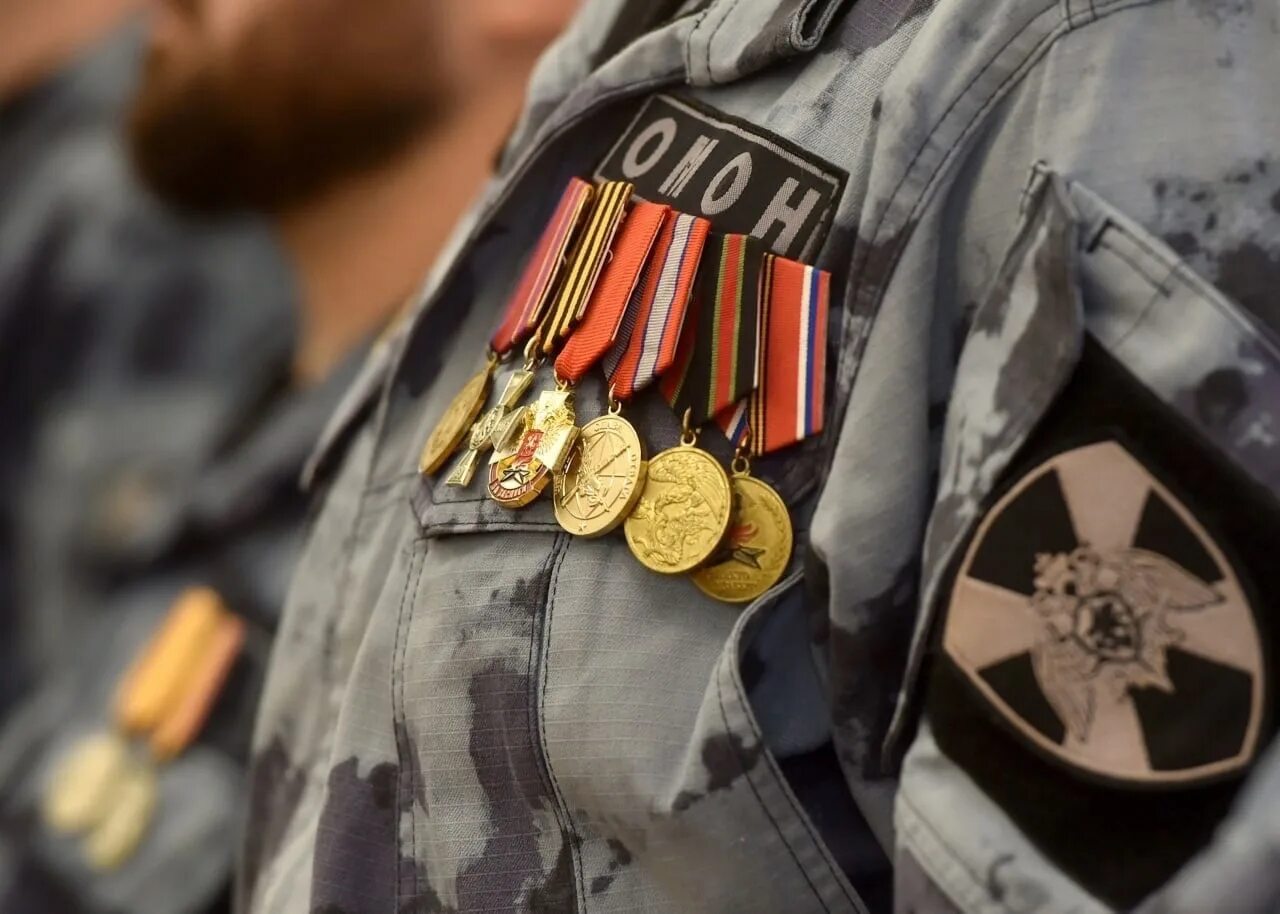 Медали военные. Медали сво. Медали военнослужащих РФ. Ветеран с медалями.