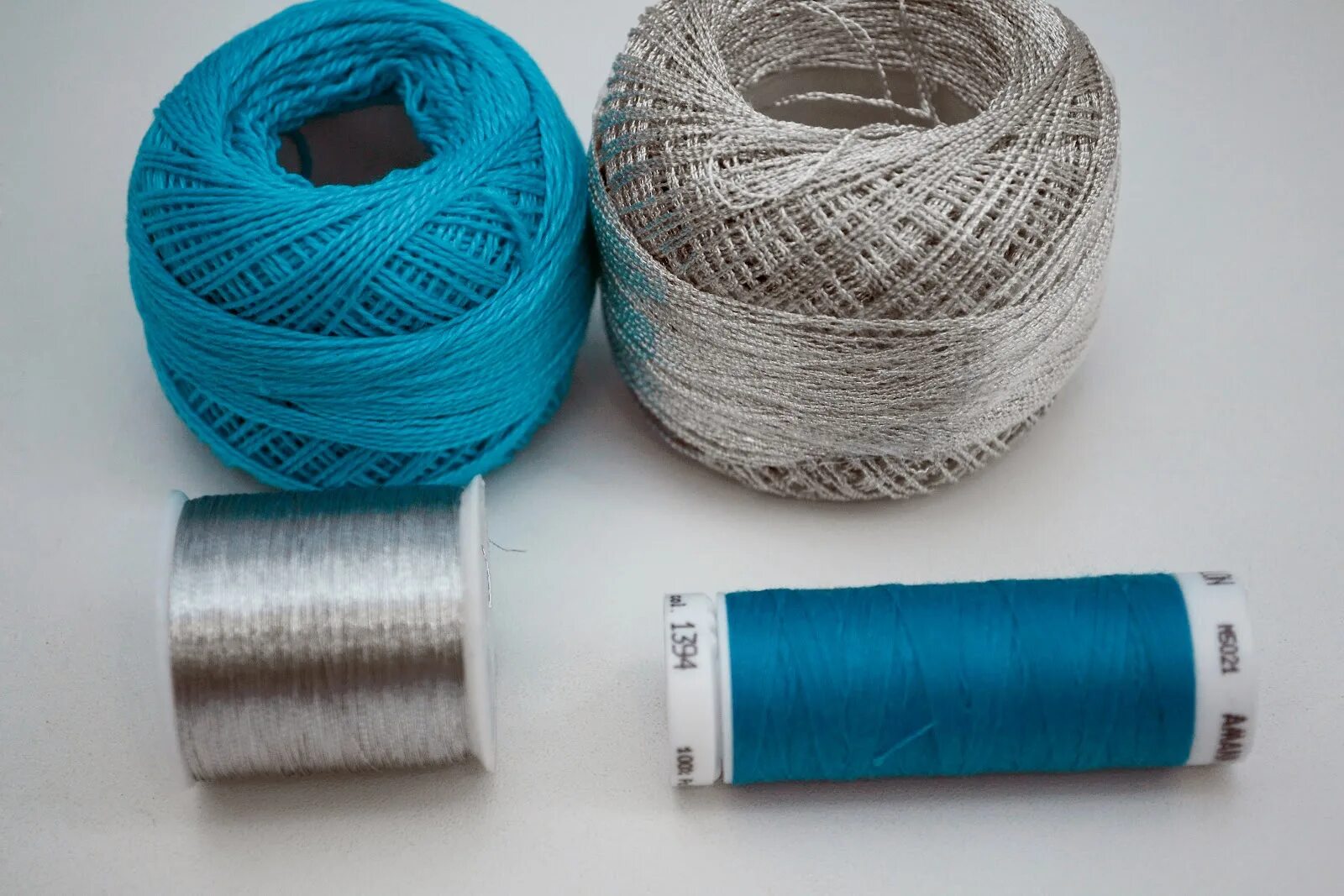Пряжа серебристая. Шнур люрекс 1мм*100м,айрис. Серебристая нить. Магазин серебряные нити. Серебристые нитки.
