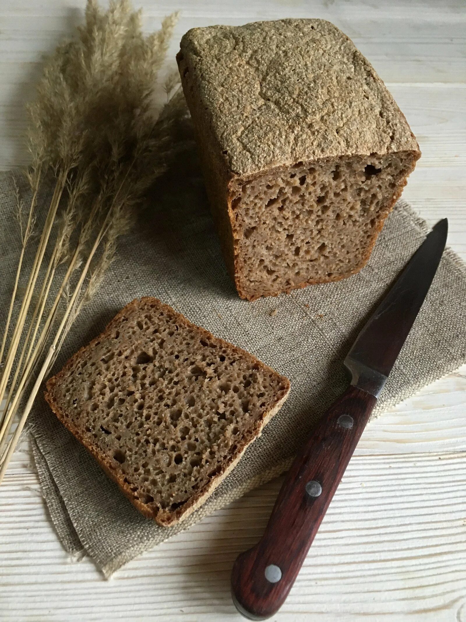 Ржаной цельнозерновой хлеб. Черный ржаной хлеб. Жена хлеба. Ржаной хлеб домашний.