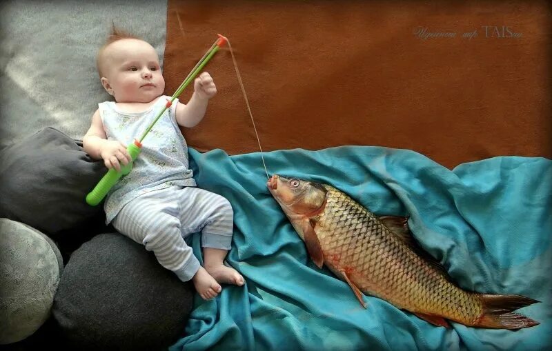 Ловись рыбка большая и маленькая. Мальчик с большой рыбой. Ребенок с большой рыбой. Маленький Рыбак. Ребенок рыбы мальчик