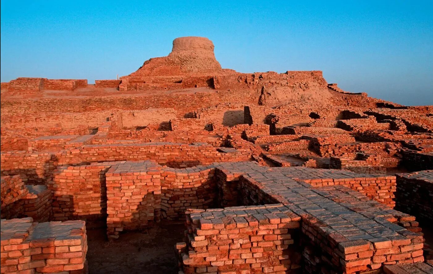 Хараппская цивилизация в индии мохенджо-даро. Город мохенджо-даро, пакистан. Мохенджо даро индия. Мохенджо даро древний город. Холм мертвецов мохенджо-даро.