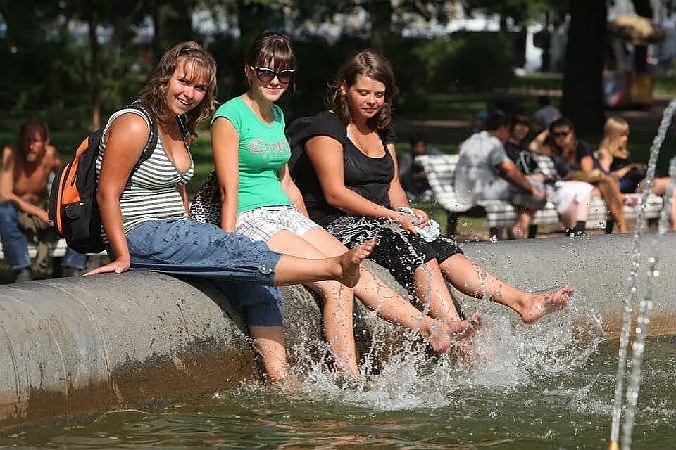 Жара купаться. Купание в фонтане в жару. Летние купания в фонтане. Фонтан летом. Лето в городе купаются в фонтане.