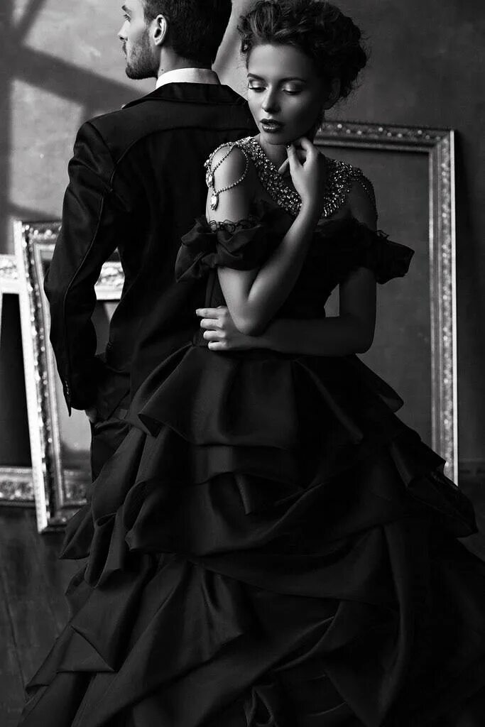 мужчина обнимает женщину. сильный мужчина и женщина. мужчина и женщина черно белое. любовь и страсть. страсть.