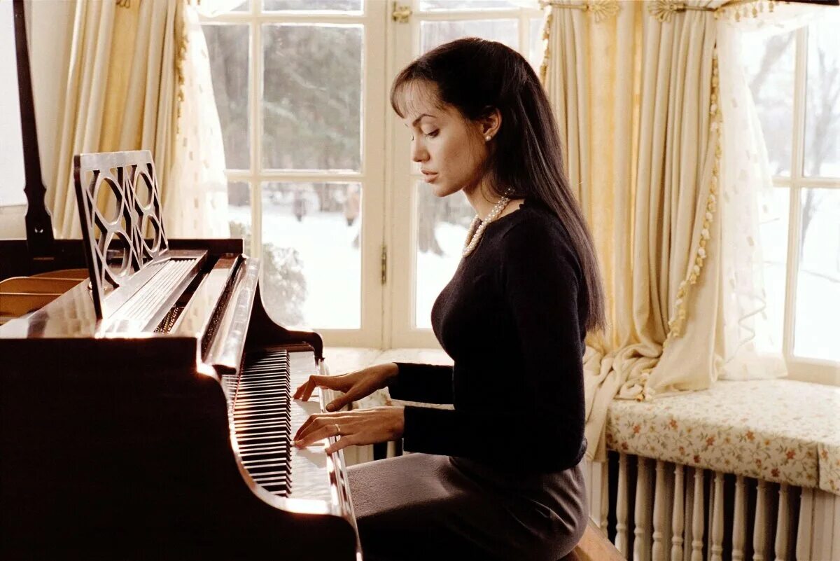 She play the piano at night. She play the piano at night. Девушка на рояле. Руки пианиста. She play the piano at night.