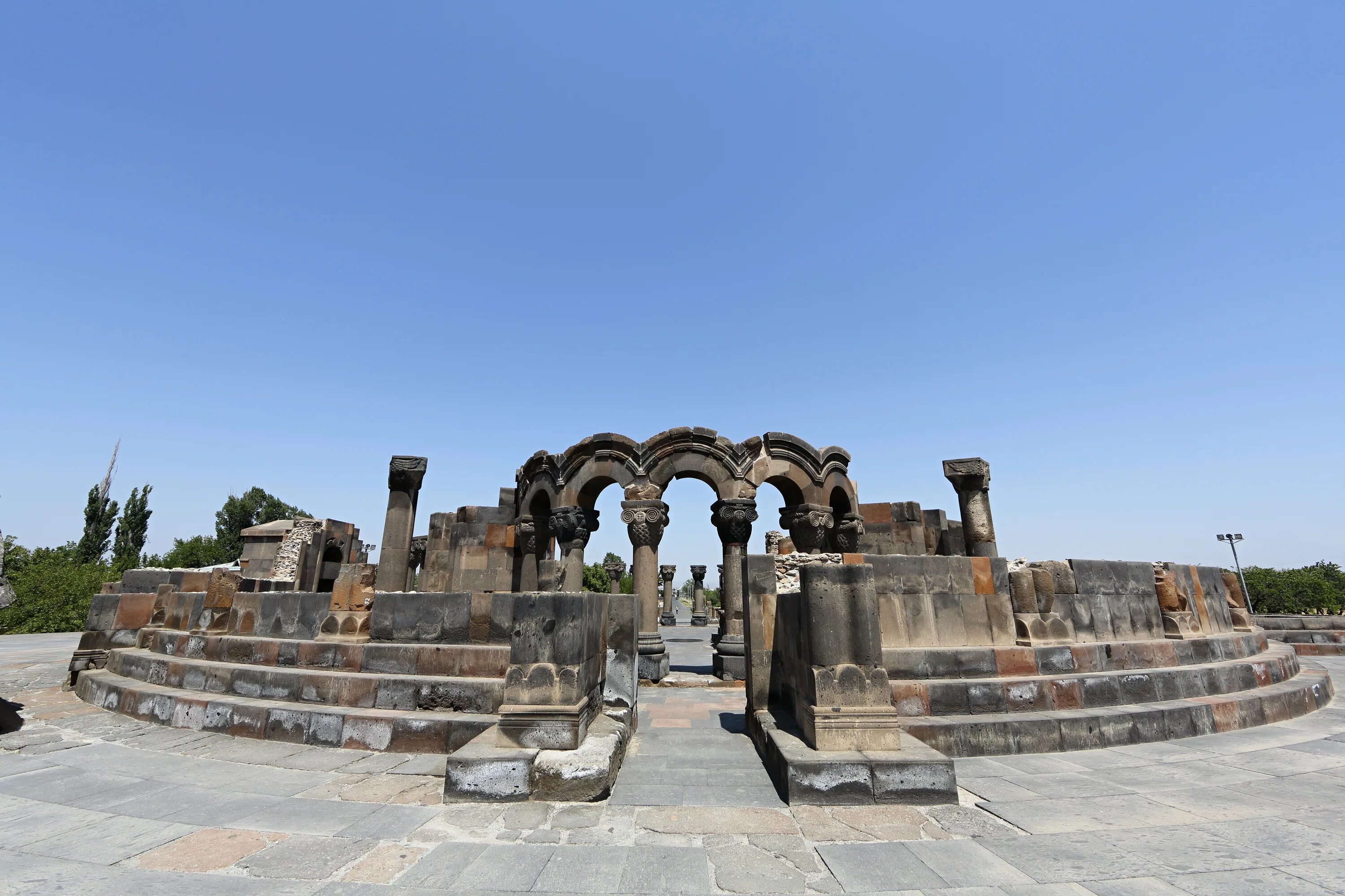 ереван - эчмиадзин - храм звартноц. руины храма звартноц. руины храма звартноц в армении. звартноц сегодня. храм звартноц в армении.