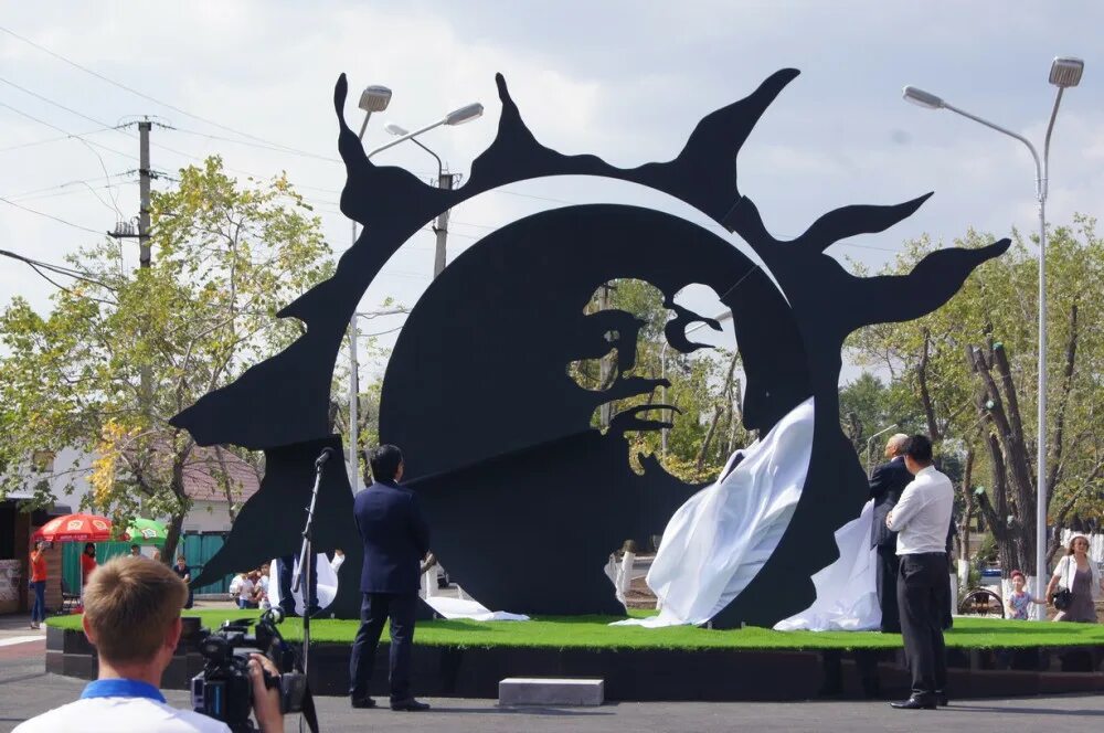 Караганда цой. Памятник цою в караганде. памятник виктору цою в караганде, казахстан. караганда виктор цой. памятник виктору цою в алматы.