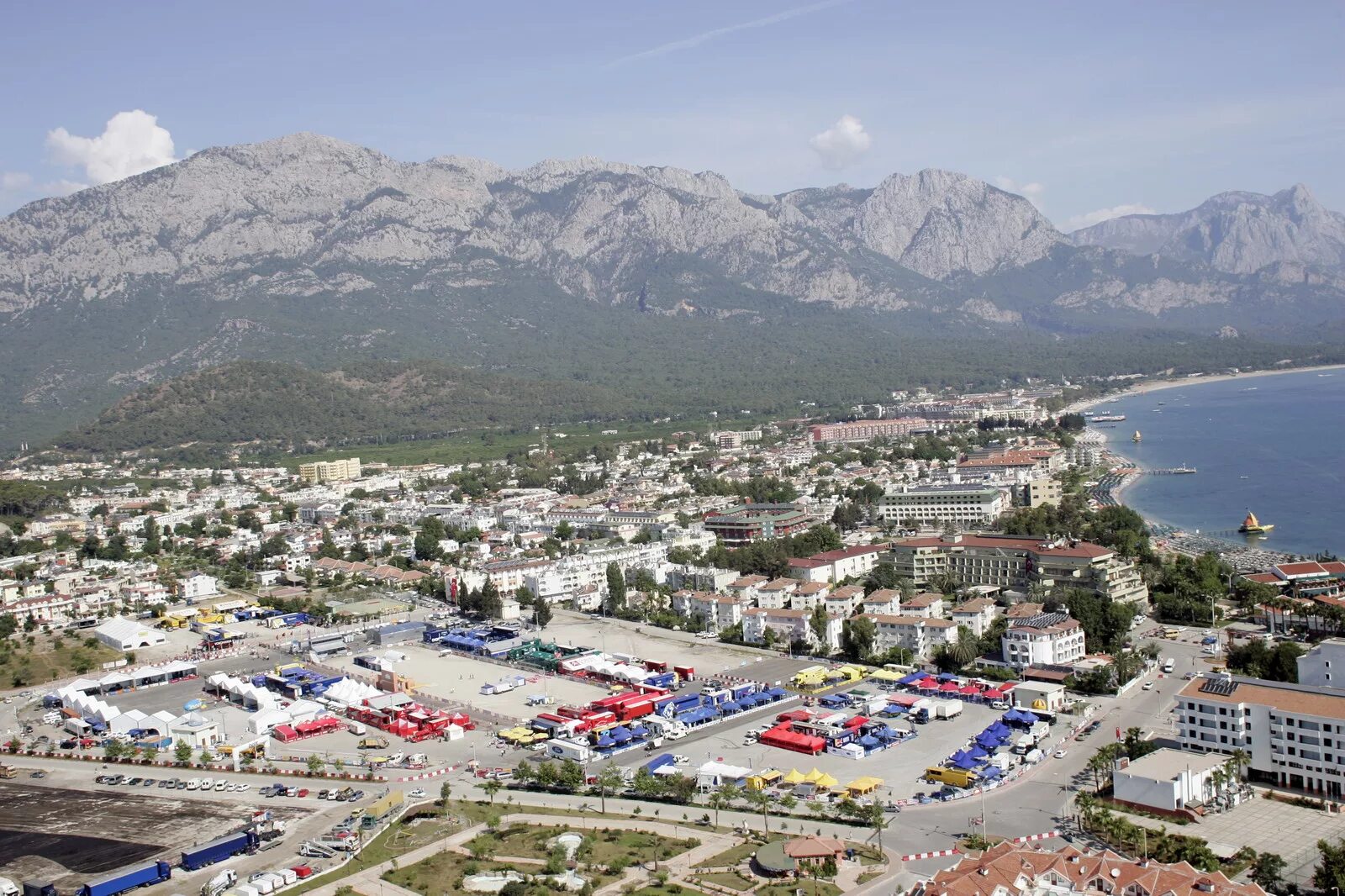 Пляж гейнюк кемер. Кемер центр города. Город кемер турция фото. Kemer турция кемер. Город кемер турция фото.