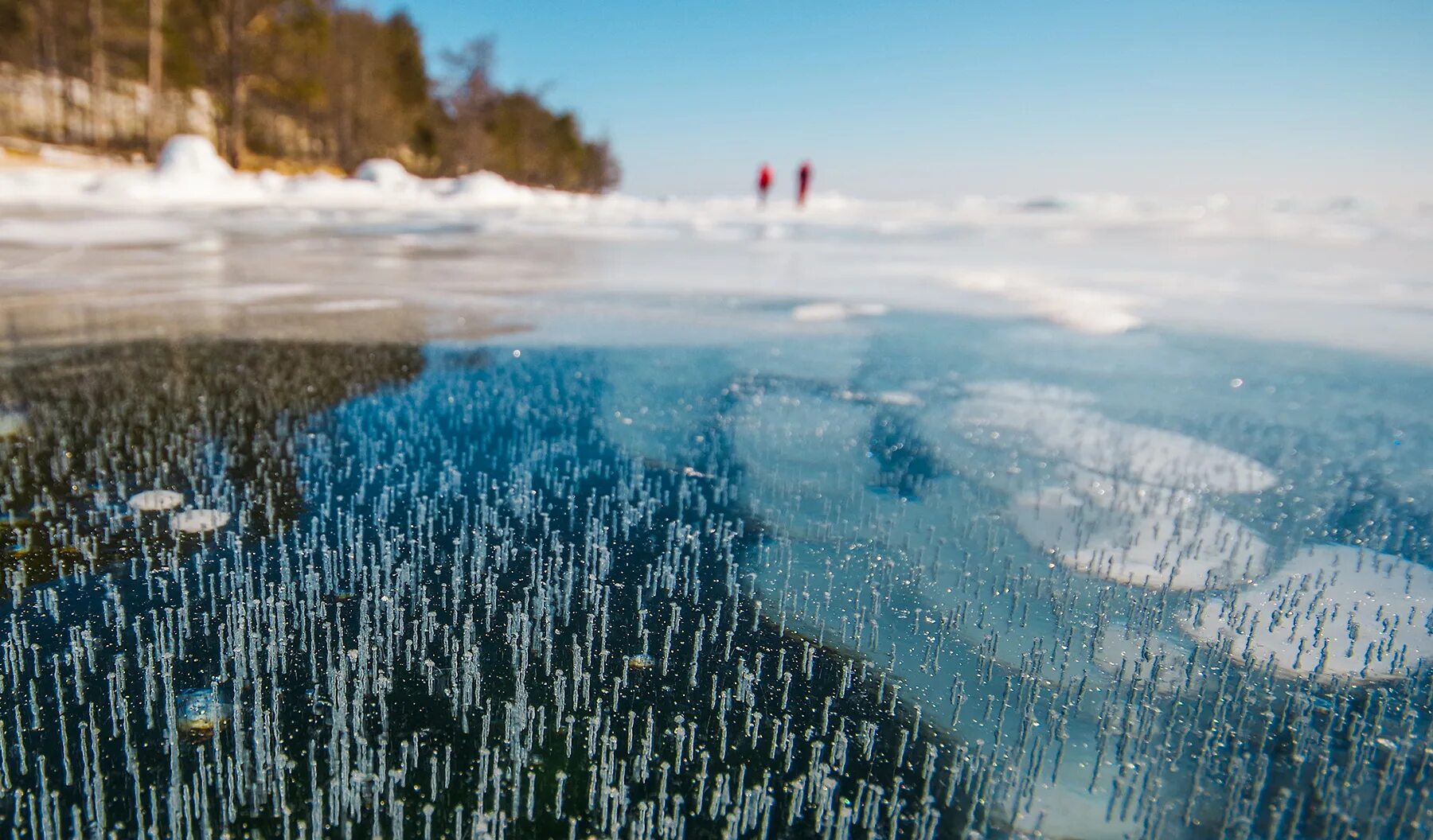 Замерзающая вода в воздухе. Метановые пузырьки на Байкале. Метановые пузыри на Байкале. Метановые пузырьки лед Байкала. Озеро Байкал зимой пузырьки.
