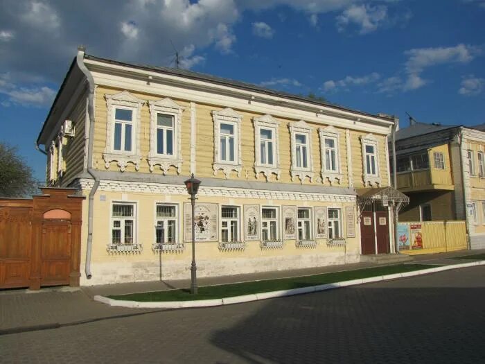Коломна ул. 40 меридиан арбат коломна. Коломна лажечникова 13. Литературное кафе лажечников коломна. Улица лажечникова коломна.