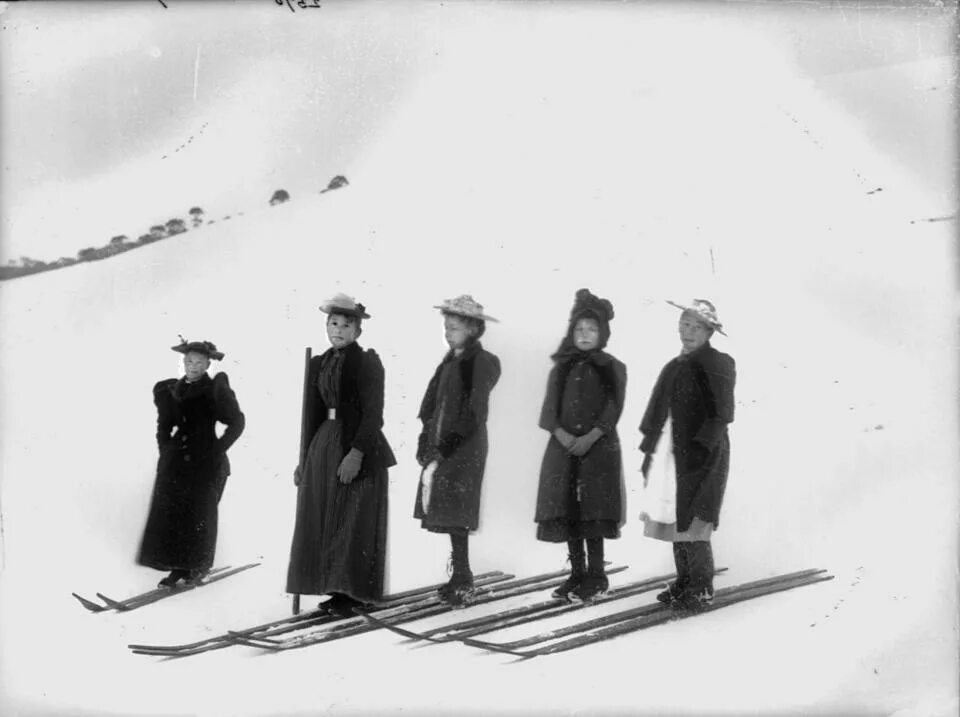 Лыжник в начале. Лыжники 1900 годов. Лыжи 20 век. Лыжный спорт 19 века. Лыжники 19 века.