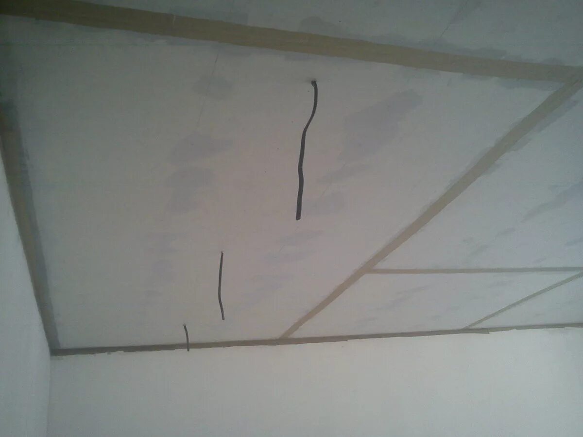 Трещины на потолке. Трещины на гипсокартонном потолке. Трещины на потолке из гипсокартона.