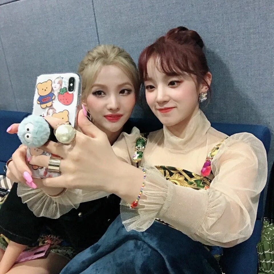 G i dle юци. Соен и юци. Соен и юци. Чон соён g idle tomboy. Yuqi g idle.