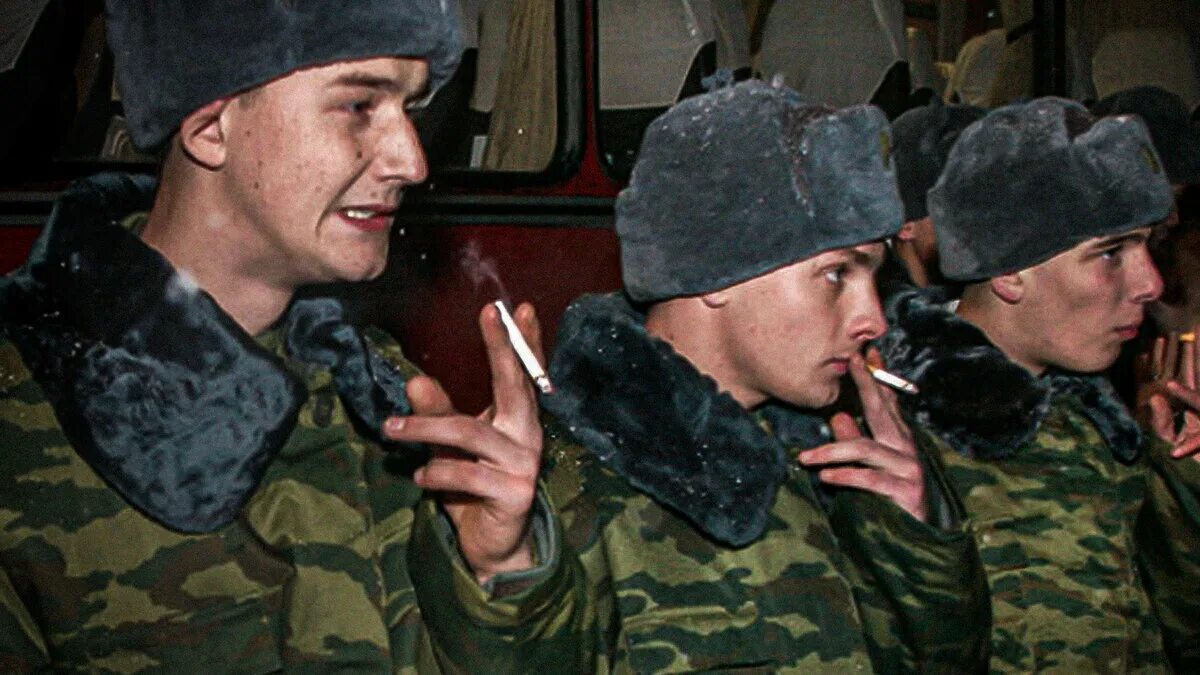 Курение военнослужащим на улице. Курящие люди на улице. Курящий человек на улице. Парень парит. Курение в неустановленном месте.