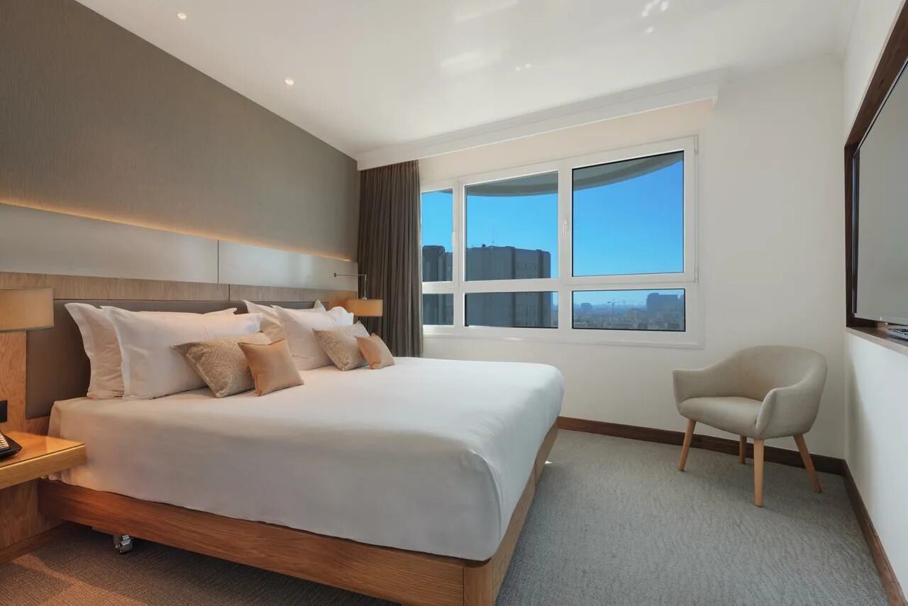 Тель 5. Тель авив отели. Исротель тауэр. Брют отель тель авив. Шератон тель авив.