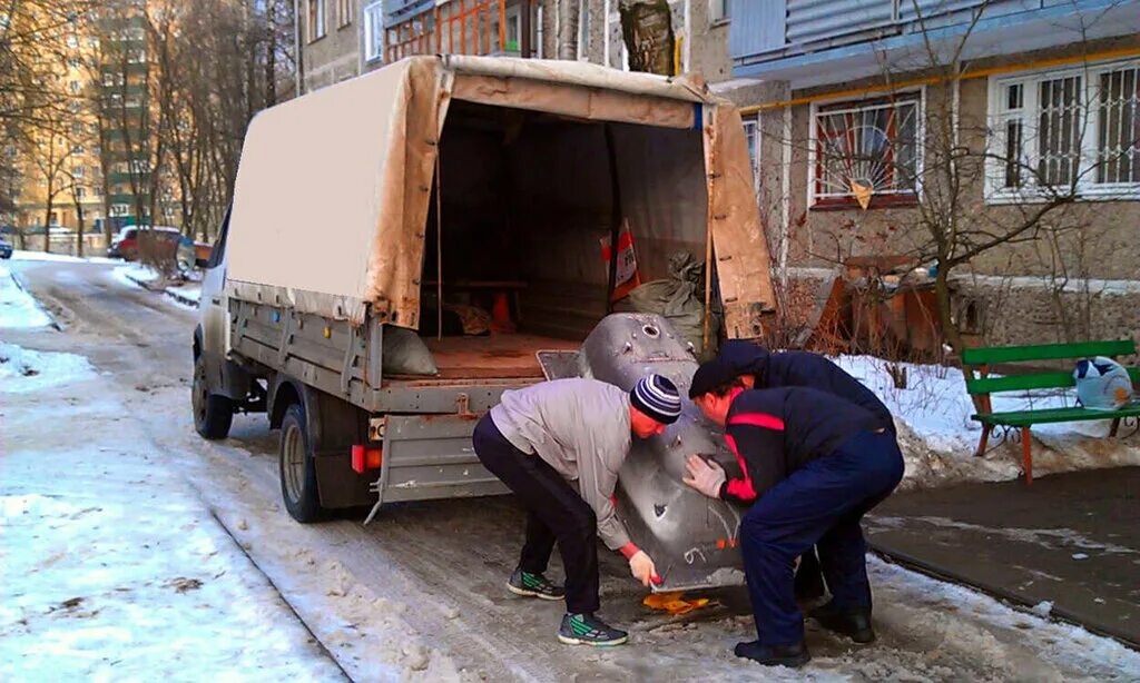 Грузят металл. Металлолом Газель.