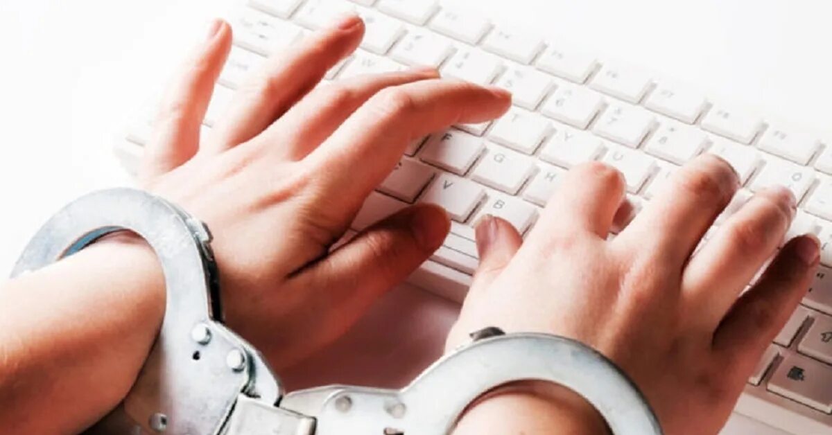 Свобода слова печати и информации. Наручники на клавиатуре. наручники ноутбук. свобода печати и информации. день свободы печати.
