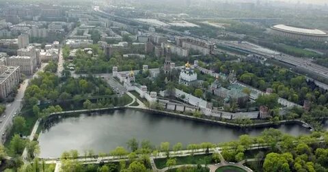 Сверху виден весь город с разбросанными прудами