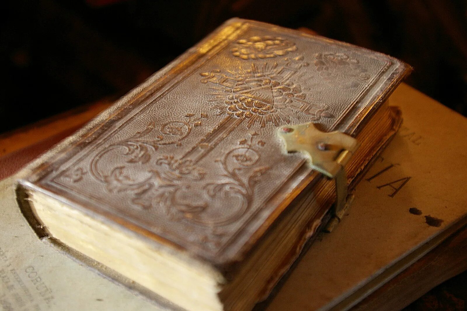 Старинные книги. Старинные книги. Старинные книги. Изображение старинных книг. Книга секреты медицины.