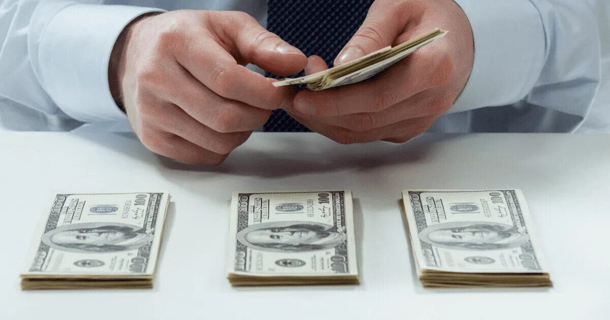 Распределение денег. Они разделили деньги. Распределение денег. Деньги доход. Разделить деньги.