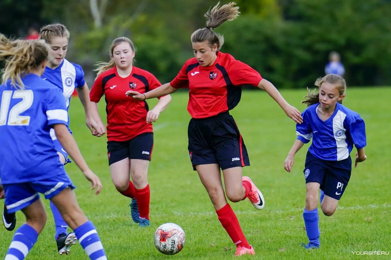 Женская команда игра. Спорт футбол женщины. Девушки футболистки. Женское регби в россии. Женщины футболистки.