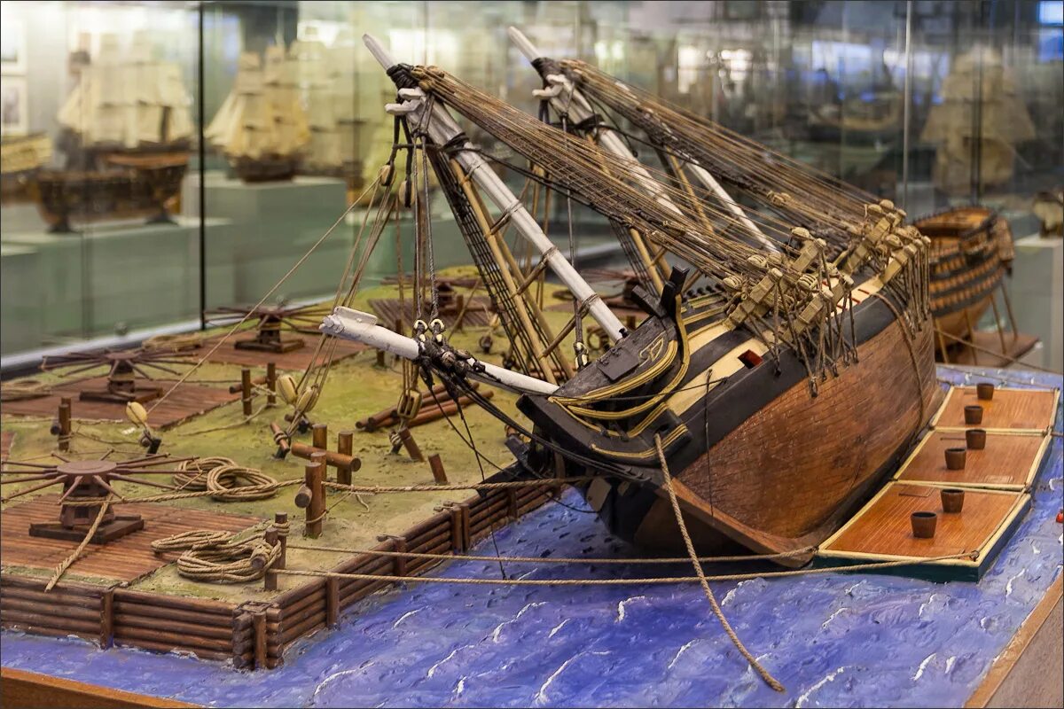 Морской музей петра 1 санкт петербург. Корабль в питере летучий голландец. Комендантский проспект мебельный центр круиз. Филиал цвмм музей балтийского флота. Тц круиз спб комендантский.