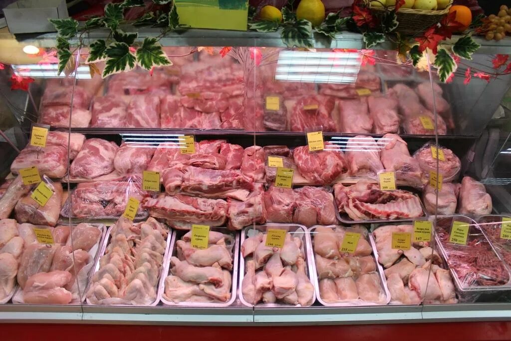 Витрина с мясом. Магазин мясных полуфабрикатов в европе. Выкладка мяса. Мясная витрина выкладка. Витрина с мясом.