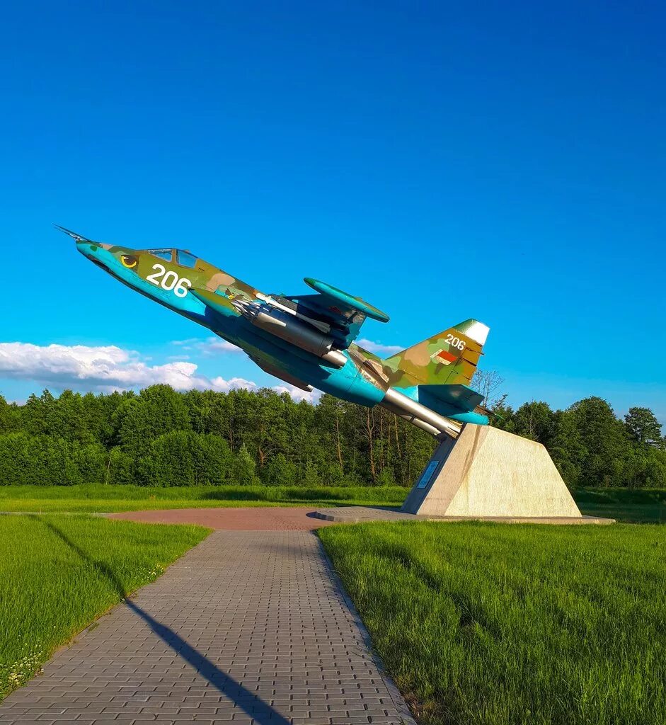 отель лида беларусь. самолет-памятник су-25. уптс -2002. лида. комбайн зерноуборочный лида-1300.