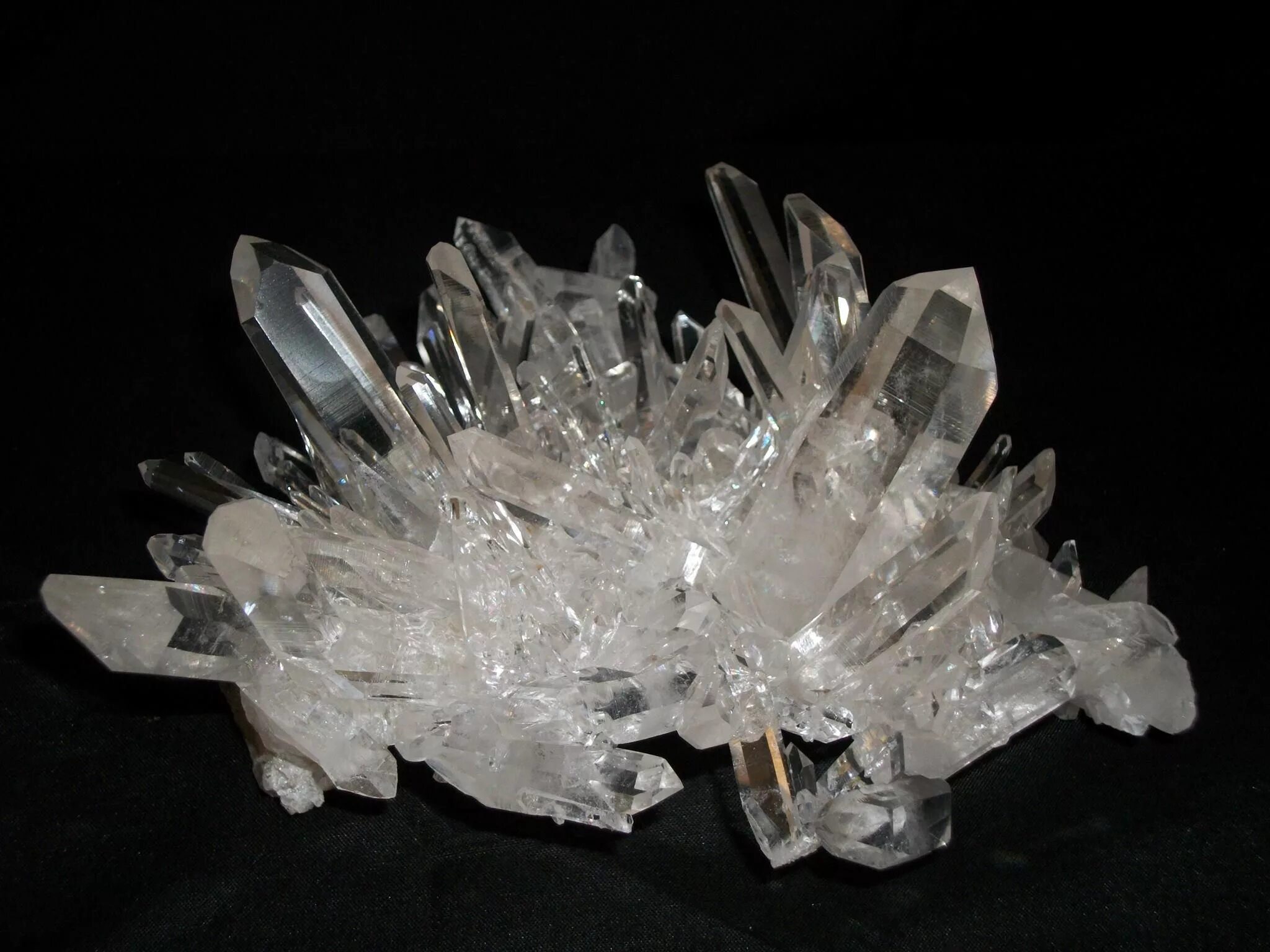 Quartz crystal. Куартс Кристал. Кристаллический кварц. Кристалл кварца. Горный хрусталь.