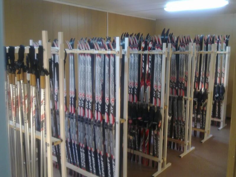 хранение спортивного инвентаря. помещение для хранения лыж в школе. стойка для хранения лыж в школе. помещение хранения лвж. помещение хранения лвж.