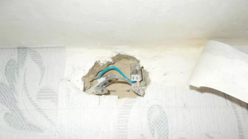 Соединение перебитого провода в стене. Перебил кабель в потолке. Пробит кабель в стене. Пробил провод в стене.