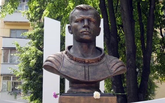 Где впервые был установлен бюст гагарина. Памятник гагарину в липецке. памятник юрию гагарину липецк. бюст гагарина липецк. бюст юрия гагарина липецк.