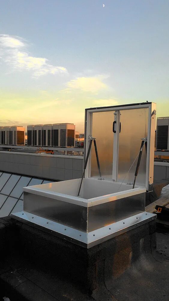 Люк лаз на кровлю. Люк fakro drl 70*120. Люк дымоудаления кровельный 1000х1000. Противопожарный люк на кровлю. Противопожарный люк на кровлю.