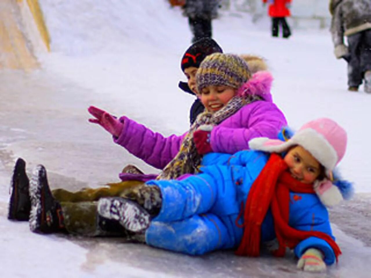 Снежки санки. Дети на ледяных Горках. Дети на Горке зимой. Дети катаются на Горке. Зимние игры на улице.
